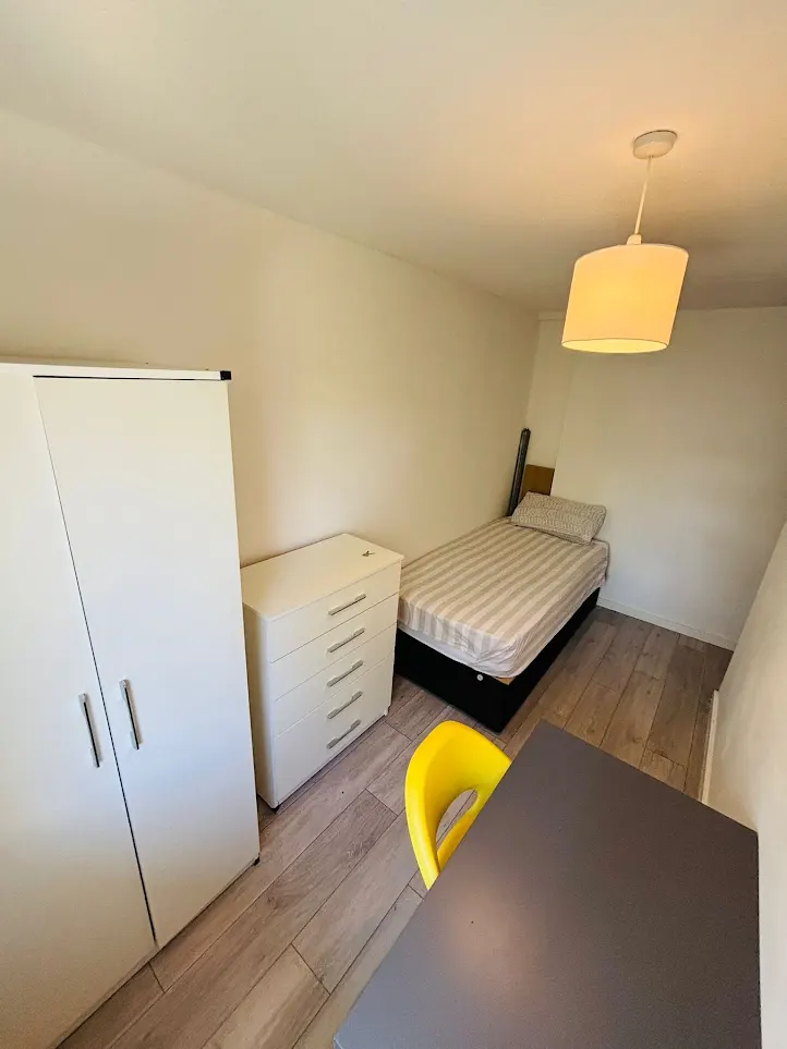 Double and single room close to Kennington